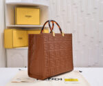 4 colors simple letter logo handbag. - Image 7