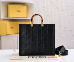 4 colors simple letter logo handbag. - Image 3