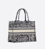 DIOR BOOK TOTE Blue Toile de  (36 x 27.5 x 16.5 cm). - Image 5