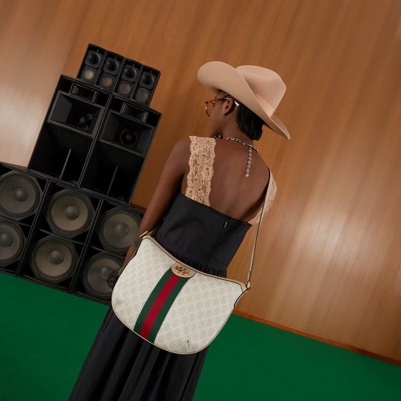 4A5C1246-2348-D873-DD1A-8C5B965D2541 small shoulder bag. - Image 1