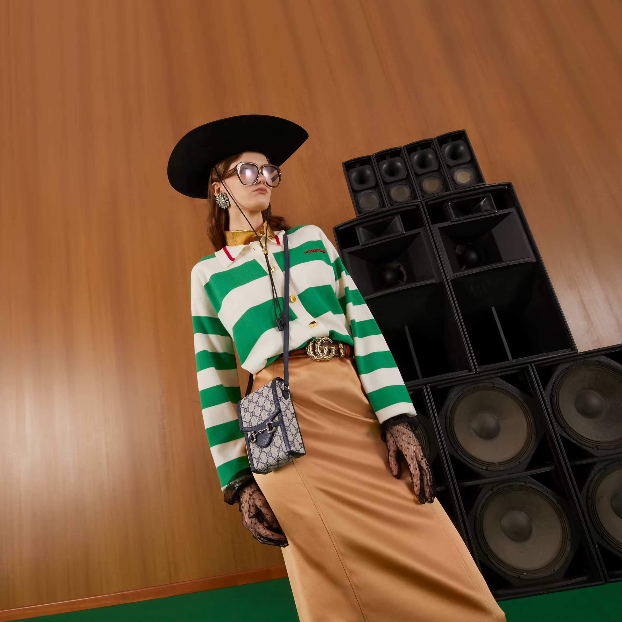 711BE4DE-87E0-1BE6-A8DF-8D3959C25C60 hand mini bag. - Image 1