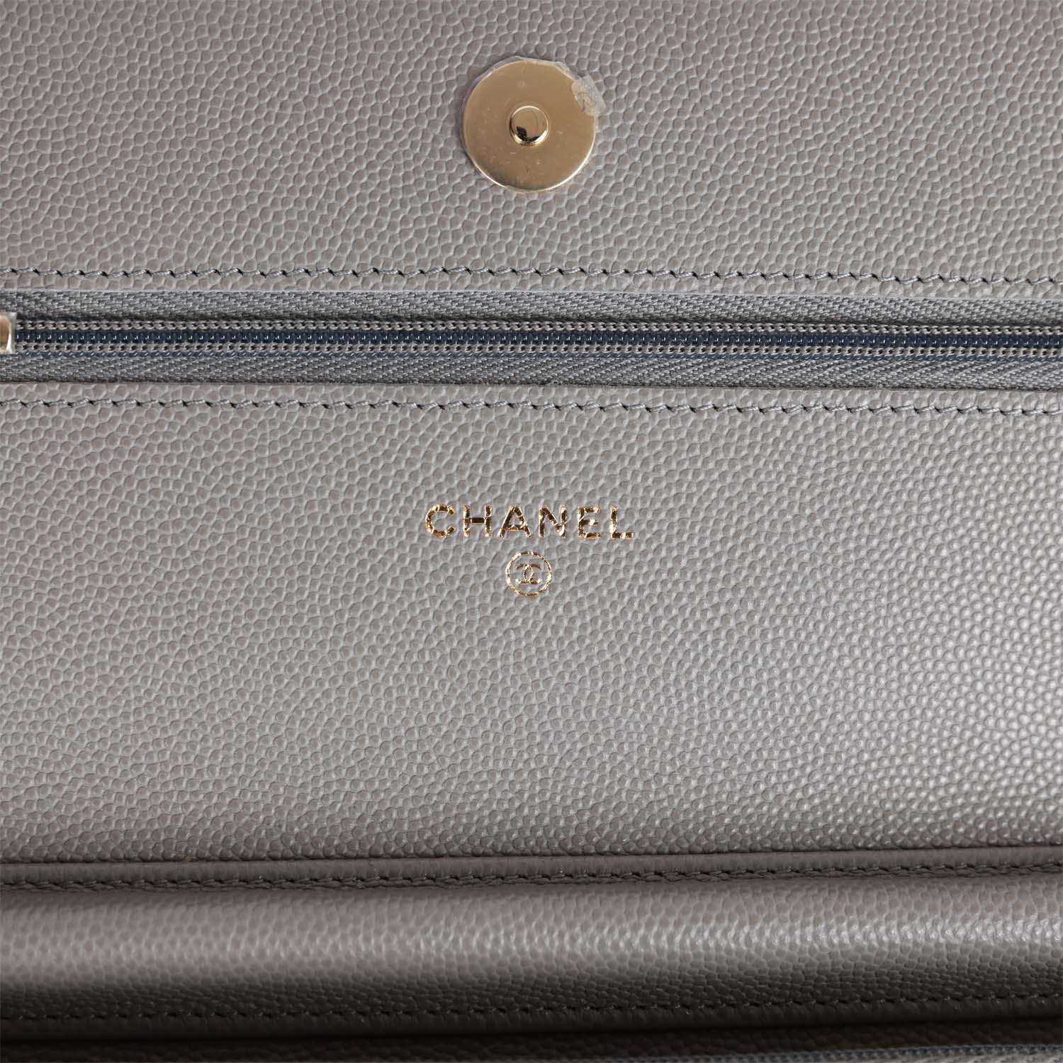 C4677808-BFFA-B46E-ADC2-858D2B9FB732-1 Wallet on Grey Light Hardware. - Image 1