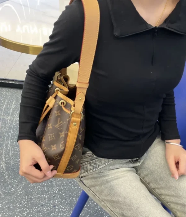 ⭐⭐⭐⭐⭐Love this bag will buy again. Price was so low I thought for sure it was fake. However it defiantly looks like the real thing. The stitching, the inside, color everything is perfect. Came with papers. I didn't care either way. I love love love it! Super happy would buy 10 more!