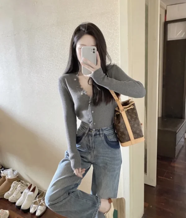 ⭐⭐⭐⭐⭐Lightning delivery and impeccable packaging! The quality of the Louis Vuitton NOE BB bag is excellent